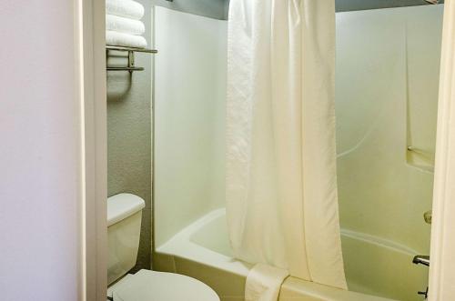 巴拿马城巴拿马城罗德威旅馆的一间带卫生间和淋浴帘的浴室