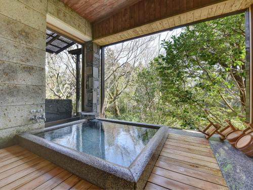 中津川市长多喜日式旅馆的一座位于房子中间的室内游泳池