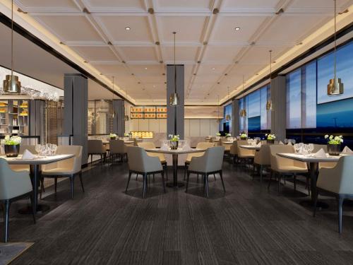 西哈努克Ocean Delight Boutique Hotel 海悦精品酒店的用餐室设有桌椅和窗户。