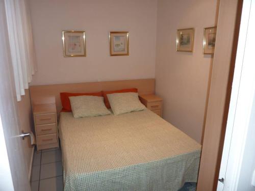 萨洛Primera Linea de Mar Portaventura的一间小卧室,配有床和两个枕头