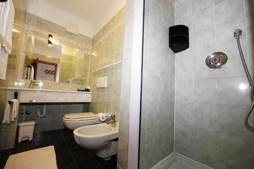 阿祖罗港Elba Vip的浴室配有卫生间、盥洗盆和淋浴。