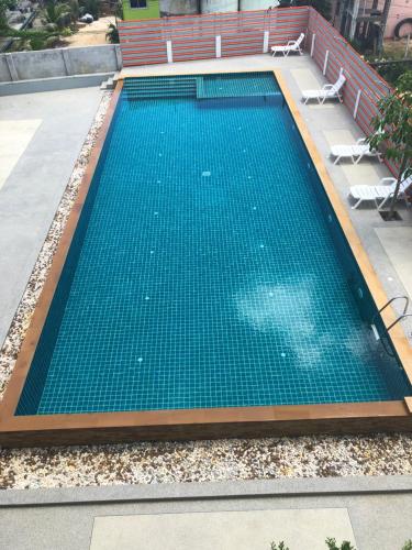 查汶苏梅岛城市酒店的中间有一个空的绿色泳池