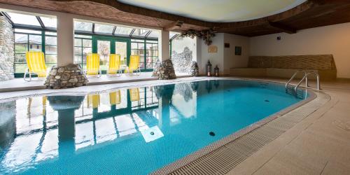 施图拜河谷新施蒂夫特佳斯泰格霍夫保健酒店的大型客房的大型游泳池