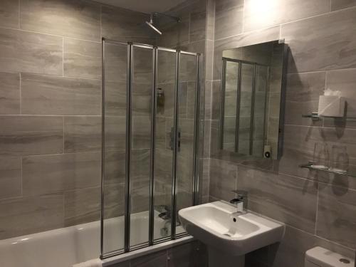 凯西克戴尔总馆西湖大酒店 的一间带水槽和淋浴的浴室