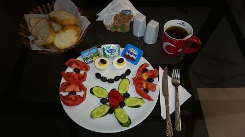 艾登PAPİLLONADA HOTEL的一块带蔬菜的食品和一杯咖啡