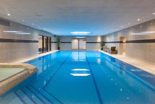 伯恩茅斯康诺特旅馆的大楼内一个蓝色的大型游泳池