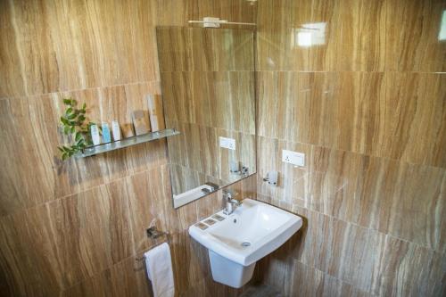 卡特勒格默Wadula Safari - Yala的一间带水槽和镜子的浴室