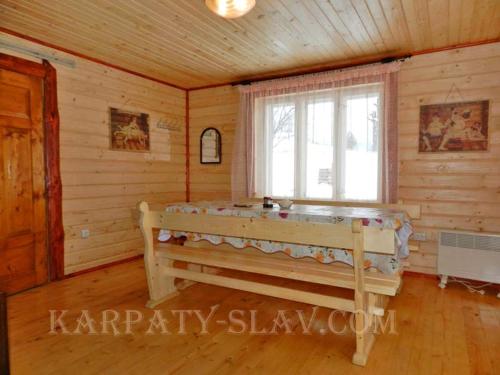 斯拉夫西克Відпочинок у Пронів的小木屋内的一个房间,配有长凳