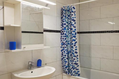门兴格拉德巴赫Work & Stay Apartment的一间带水槽和淋浴的浴室