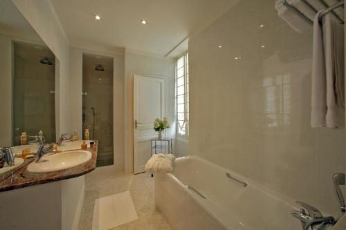 圣保罗－代斯皮圣让庄园酒店的带浴缸和盥洗盆的浴室