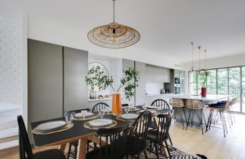 迪纳尔L'Entre Deux Mers - Belle maison 8 personnes的用餐室以及带桌椅的厨房。