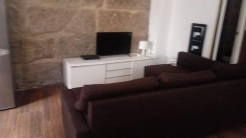 马林Casa Urbana en Marín的客厅配有沙发和带笔记本电脑的书桌