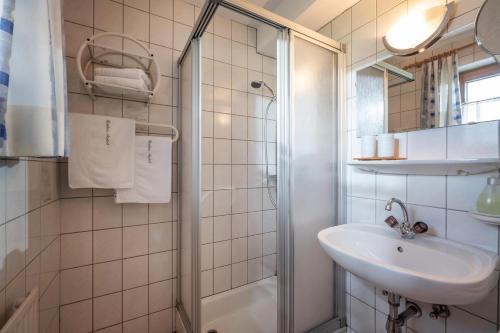 迈尔霍芬Gästeheim Auwitsch的白色的浴室设有水槽和淋浴。