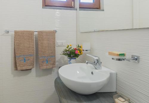 伊斯基亚Nitrodi Thermal Relais的一间带水槽和花瓶的浴室