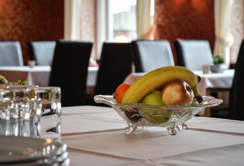 岑讷Abild Kro & Hotel的桌上的一杯水果
