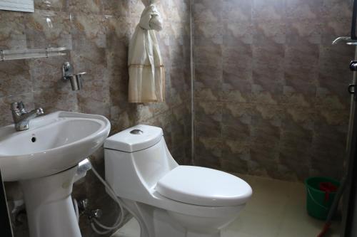 加德满都加德满都和平宾馆 的浴室配有白色卫生间和盥洗盆。