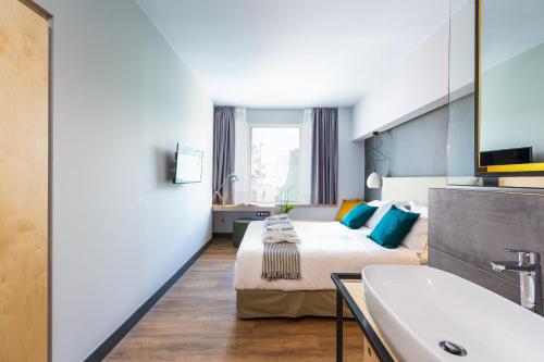 雅典St. Bjur Suites的酒店客房设有床和水槽