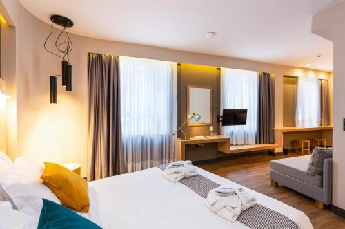 雅典St. Bjur Suites的酒店客房,配有床和沙发