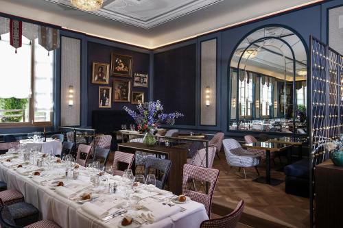 蓬特雷西纳Hotel Walther - Relais & Châteaux的餐厅内带桌椅的用餐室