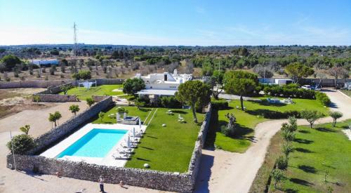 阿莱齐奥Masseria Li Capperi的享有带游泳池的别墅的空中景致