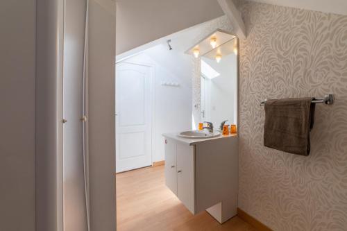 拉瓦勒Le Félix Grat - LAVALOC的白色的浴室设有水槽和镜子