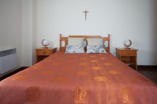 ArcozeloApartamentos Turisticos Ceu Azul的一间卧室配有一张带2个床头柜的大床