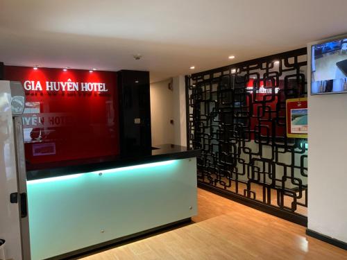 胡志明市Gia Huyền Hotel的一间酒馆,在房间内有陈列柜