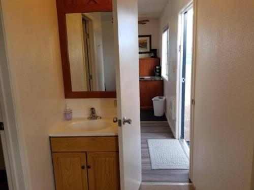 瓦莱072A Affordable Getaway near South Rim Sleeps 4- No Kitchenette的一间带水槽和镜子的浴室
