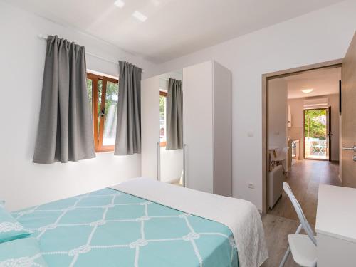 维斯尼安Apartment Stefano - free wine&spirit tasting的一间卧室配有一张带蓝色床罩的床