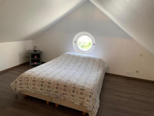 谢勒CASABINA Appartement entre Disney et paris的一张位于带小窗户的房间内的床铺