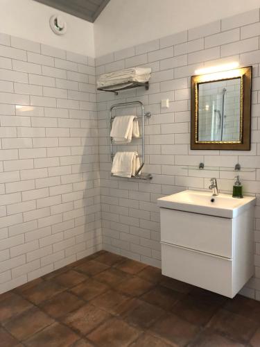 EdsbroNedanby | Cottage | Idyllic location | Porch | Grill的白色的浴室设有水槽和镜子