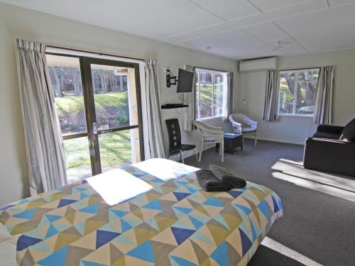汉默温泉高山探险假日公园的一间卧室设有一张床和一个大窗户