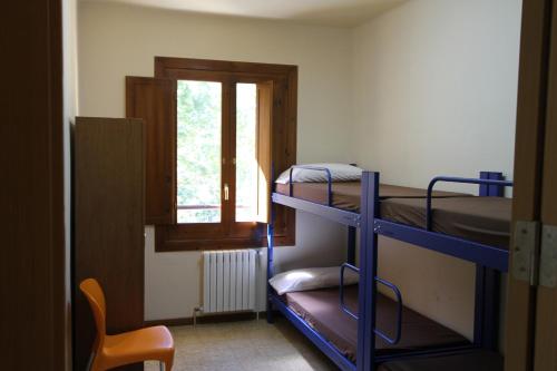 里贝斯的弗里瑟阿尔伯格罗克斯布兰科斯旅舍的客房设有两张双层床和一扇窗户。
