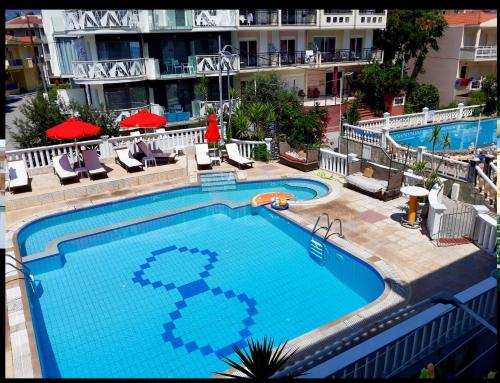 利迈纳里亚Hotel Samaras Beach的享有酒店游泳池的顶部景色