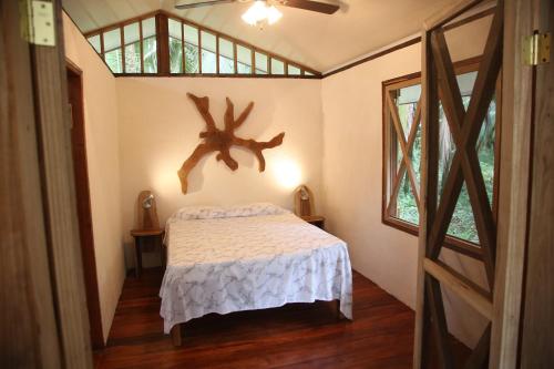 卡维塔加勒比海秘密度假屋的卧室配有一张床,墙上挂着鹿角
