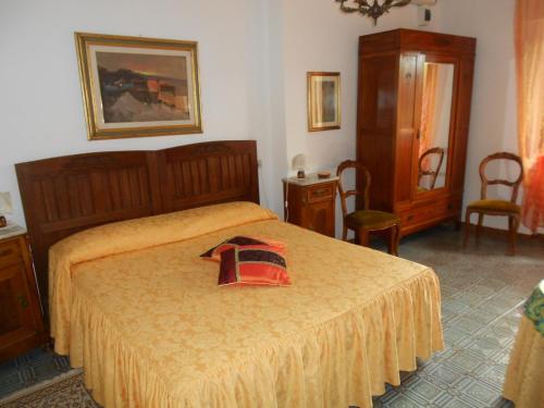 丘西罗萨蒂酒店的一间卧室配有一张带梳妆台和椅子的床
