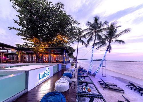 查汶Lub d Koh Samui Chaweng Beach的海边的餐厅