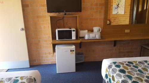 科夫斯港皇家棕榈汽车旅馆的客房配有小冰箱和微波炉。