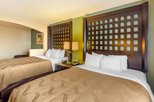 谢尔曼康福特套房酒店客房内的一张或多张床位