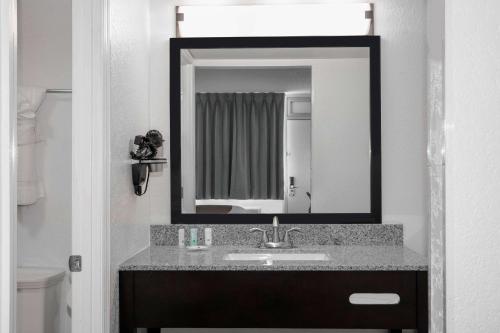 肯代尔Quality Inn Miami South的一间带水槽和镜子的浴室