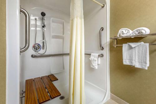 谢尔曼康福特套房酒店的一间浴室