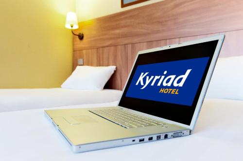 欧赖Kyriad Auray的床上的笔记本电脑
