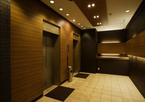 滨松索利索滨松酒店的大楼内带电梯的走廊