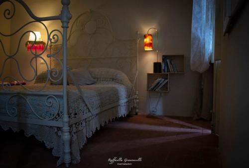 卢镇LuNesco alloggio DiVino, Chambre d'amis的一间卧室配有一张带金属框架的床