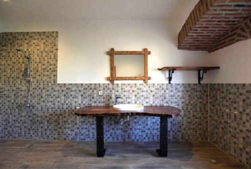 锡德Side Cottagehause的浴室设有水槽和墙上的镜子