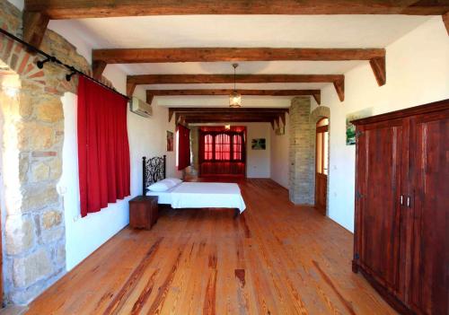 锡德Side Cottagehause的一间卧室配有床和红色窗帘