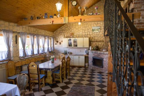戈斯皮奇Liki Niki Spa的厨房配有桌椅和壁炉。