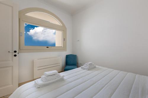 萨尔维Relais Carlo Alberto的白色的卧室设有床和窗户