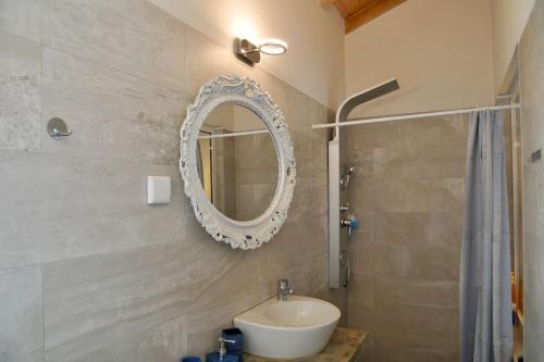 圣路易斯Cal Velho - Holiday Lodge的一间带水槽和镜子的浴室