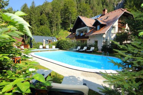 克拉尼斯卡戈拉Vila Edelweiss Rooms&App Kranjska Gora的房屋前的游泳池